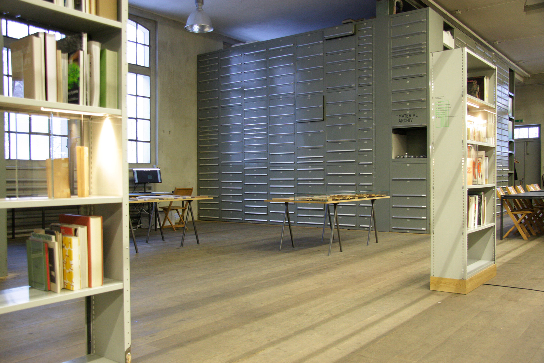 Mit/Ohne Anspruch auf Vollständigkeit — Rarität Holzbiblithek